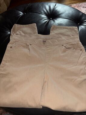 Gloria Vanderbilt women’s Khaki Pants in Beige